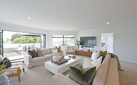 Escape To High End Comforts On Riverton